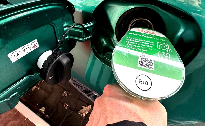 Tankowanie samochodu na stacji paliw