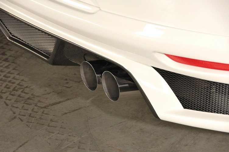 Silnik oddycha przez cztery rury - po dwie końcówki z lewej i prawej stony auta