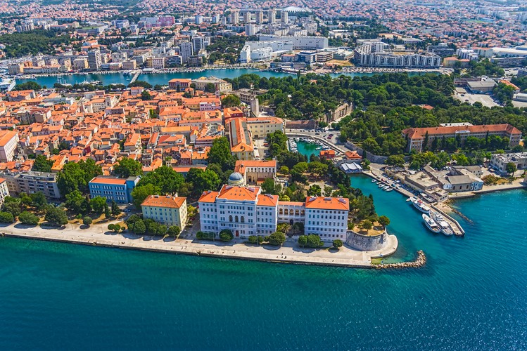 Zadar - – miasto w Chorwacji (Dalmacja), nad Morzem Adriatyckim. Turystyka w Zadarze rozwija się od ponad stu lat - w 1899 powstało tu pierwsze biuro podróży Liburnija, istniejące nieprzerwanie do dziś. Znajduje się tu bardzo interesujące Muzeum Archeologiczne ze zbiorami z czasów starożytnych i średniowiecza. W chorwackich folderach turystycznych stawiane bywa na równi z Dubrownikiem oraz Wenecją. Miasto znane jest ze słynnego wiśniowego likieru Maraschino. Niedaleko przystani promowej w nadbrzeże wbudowane są organy, które wydają niski dźwięk, gdy nadchodzi fala. Dlatego odnosi się wrażenie, że ten dźwięk pochodzi z morza.
Najciekawsze zabytkiw Zadarze to: rzymskie forum i ruiny budowli rzymskich, kościół przedromański św. Donata z IX w., romańska katedra św. Anastazji z przełomu XII w. i XIII w., kościół św. Marii z charakterystyczną dzwonnicą z 1105, kościół gotycki św. Tomy z XIV wieku.