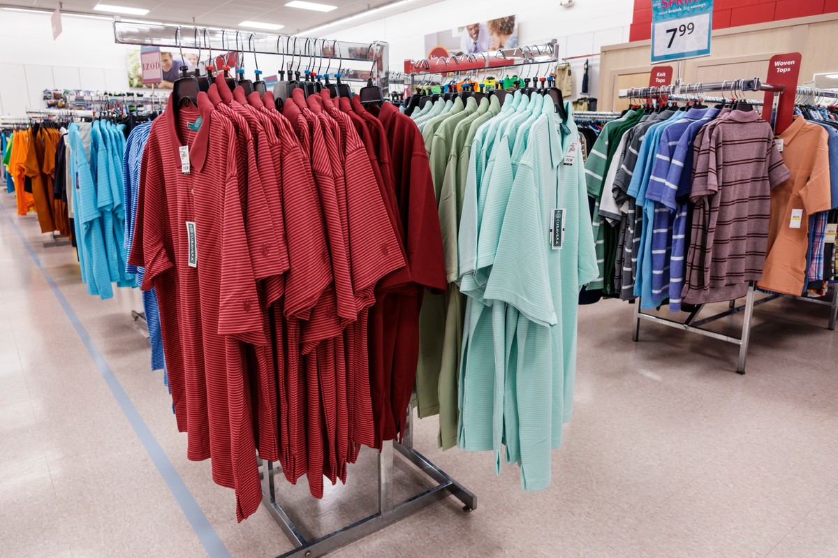 Chińska odzież zalewa Europę. Tanie przesyłki i cła Trumpa wywróciły rynek