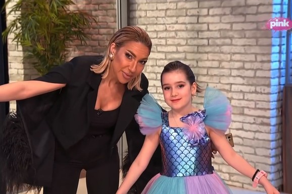 JOVANA JEREMIĆ DOVELA ĆERKU U JUTARNJI PROGRAM Voditeljka radni Veliki petak provodi sa naslednicom pred kamerama: "Izgledaš kao Pinkova zvezda"