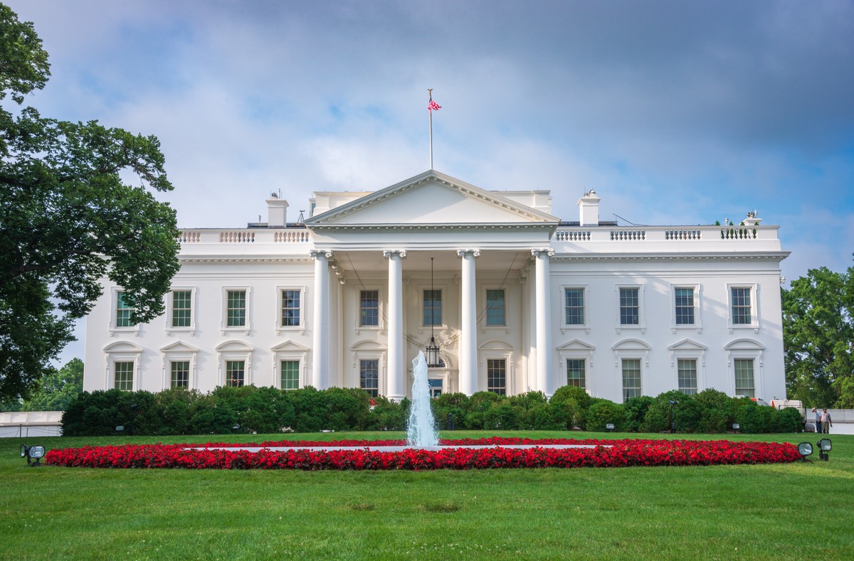 Trump od tygodni wielokrotnie podkreślał historyczną wagę daty 2 kwietnia - dnia wprowadzenia "ceł wzajemnych", określając ją mianem "dnia wyzwolenia Ameryki" lub "odrodzenia" Stanów Zjednoczonych.