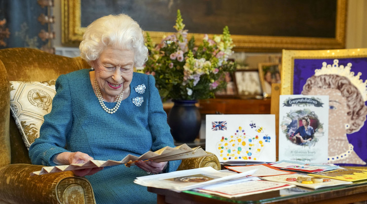 II. Erzsébet Windsorban nézegeti az ajándékait / Fotó: GettyImages