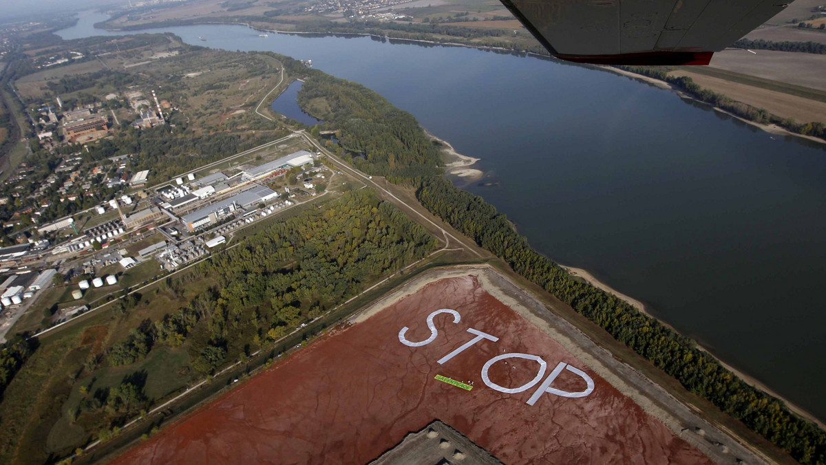 Organizacja ekologiczna Greenpeace ostrzegła przed składowaniem w niebezpiecznych warunkach toksycznego szlamu, który w ubiegłym roku spowodował wielkie szkody dla środowiska na Węgrzech.