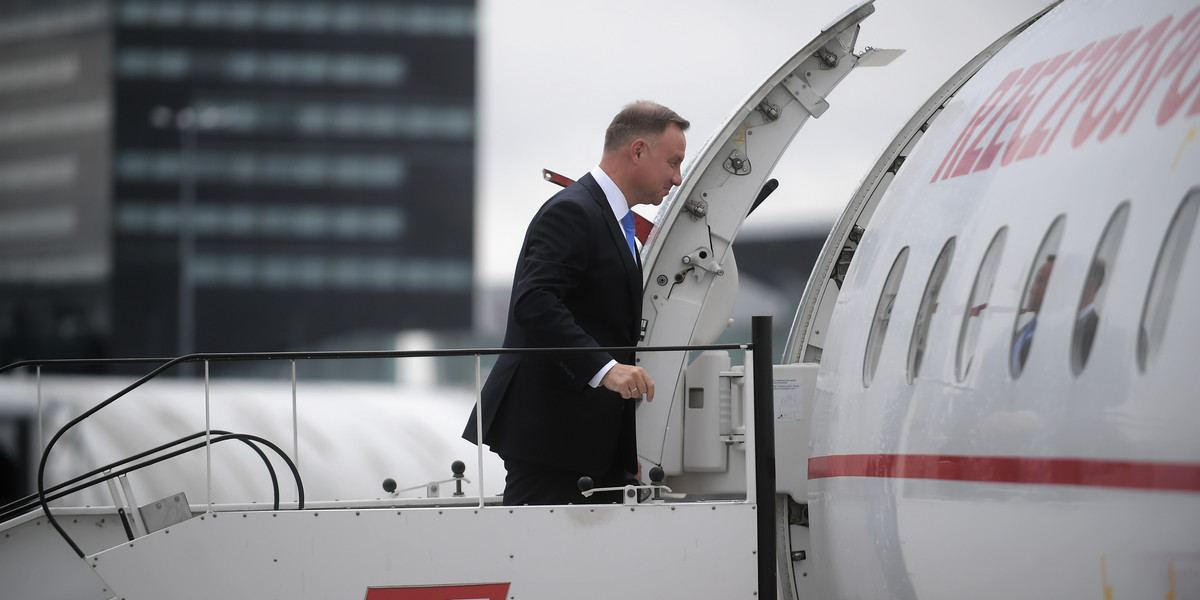 Samolot z prezydentem Andrzejem Dudą musiał awaryjnie lądować w Warszawie. 