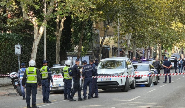 Policija ispred suda u Tirani