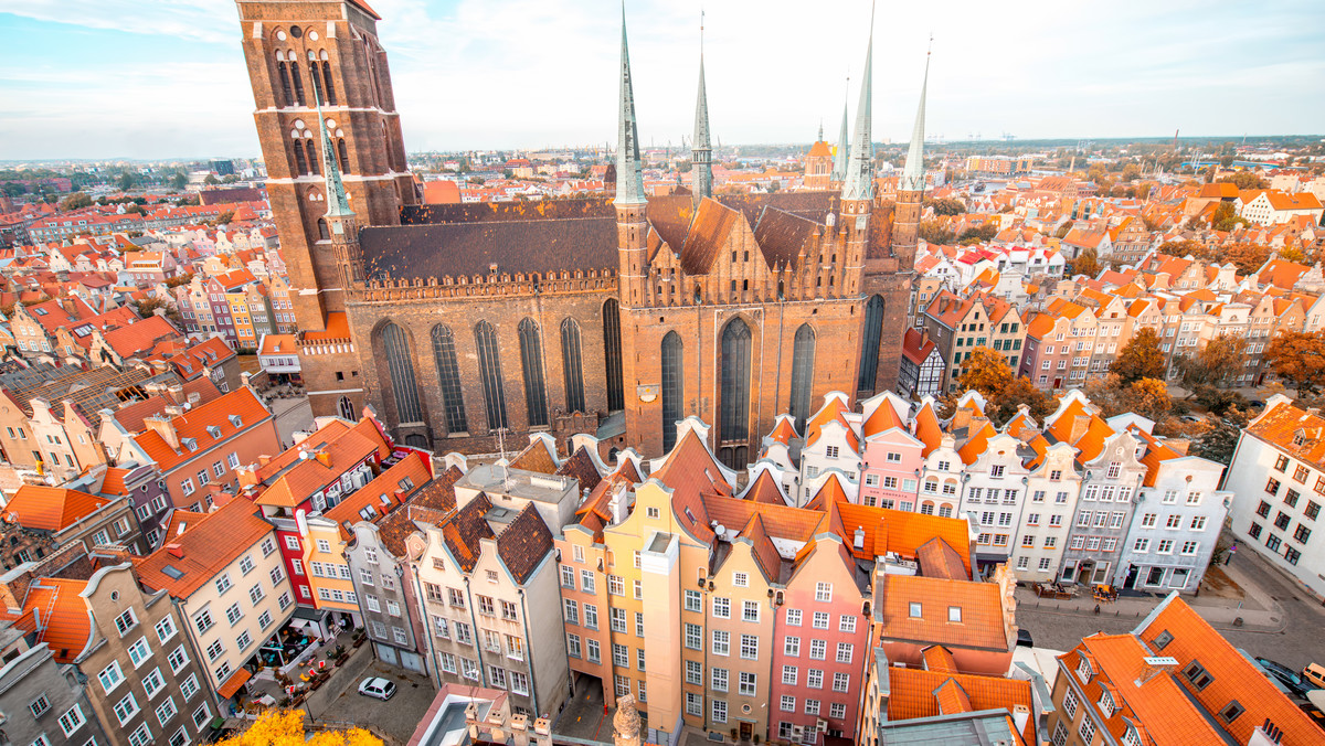 Rada Miasta Gdańska przyjęła dziś uchwałę krajobrazową, określającą liczbę i wielkość szyldów oraz reklam w mieście. W dokumencie podzielono Gdańsk na osiem stref, w których obowiązywać będą różne regulacje. Prace nad uchwałą trwały od września 2015 r.