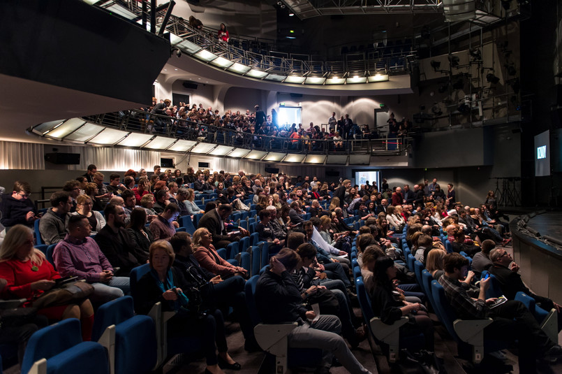 Publicznosć gromadzi się na premierze całości "Dziadów" Adama Mickiewicza w reżyserii Michała Zadary, na Scenie im. Jerzego Grzegorzewskiego w Teatrze Polskim we Wrocławiu