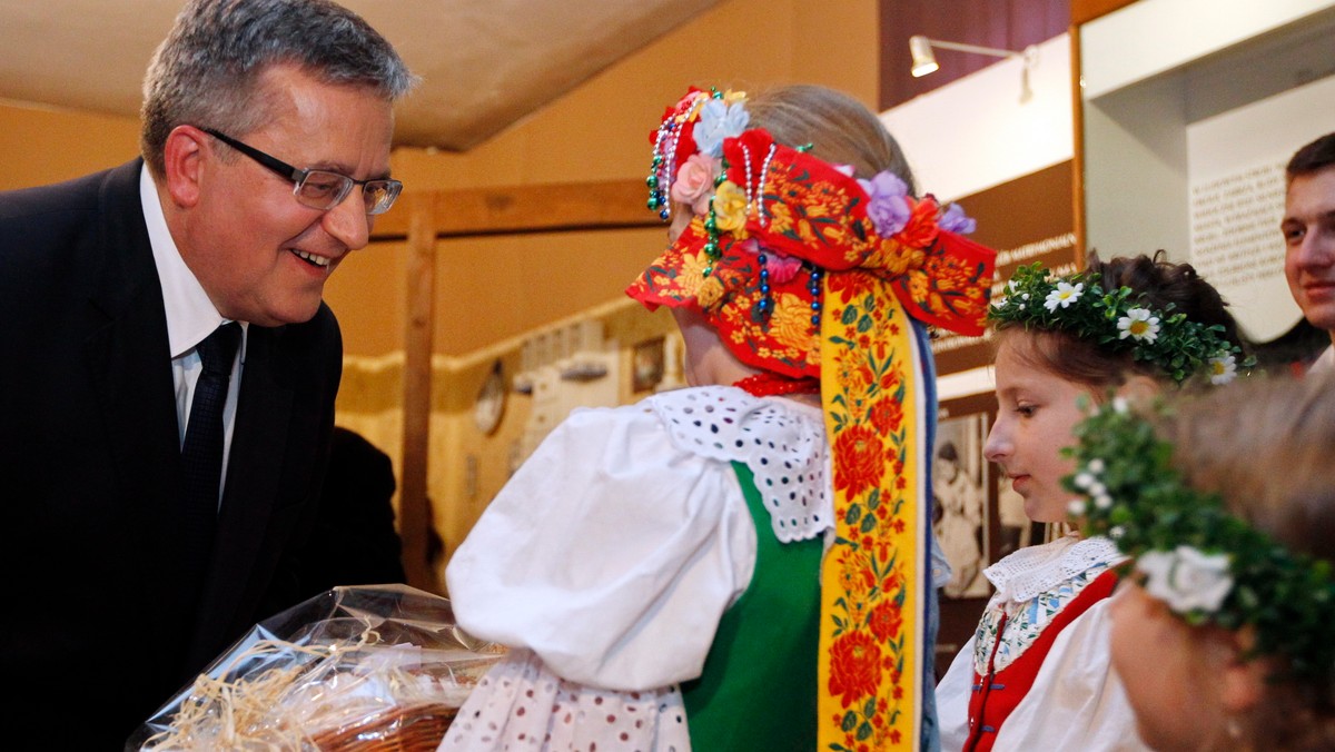 Prezydent RP Bronisław Komorowski odwiedził Piekary Śląskie, a następnie Bytom i tutejsze Muzeum Górnośląskie - informuje "Radio Katowice".