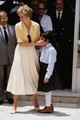 Diana a midi szoknyák nagy rajongója volt. Ezt a krémszínű darabot egy elegáns, sárga blúzzal és krémszínű magassarkúval kombinálta. (1992)
