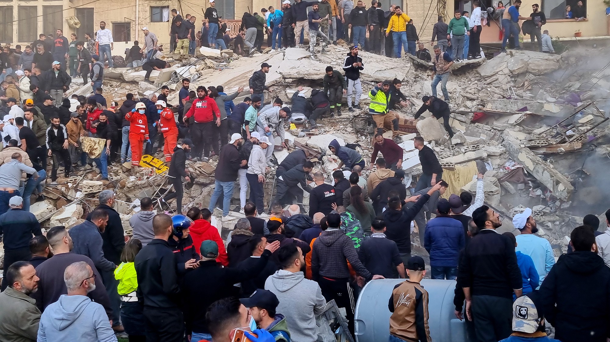 V Tripolise na severe Libanonu pri zrútení bytového domu zahynulo 14 ľudí.