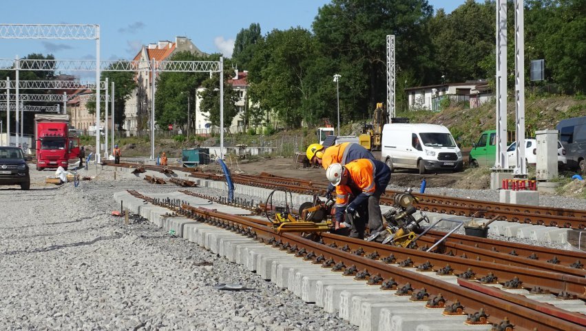 Olsztyn Główny – obok przejeżdżających pociągów powstaje nowa stacja [NOWE ZDJĘCIA]