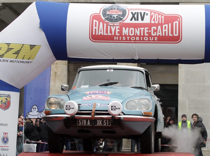 Francuska załoga Anecellin Damien / Ancellin Marie w samochodzie Citroen DS21 na starcie do XIV Rajdu Monte Carlo Samochodów Historycznych