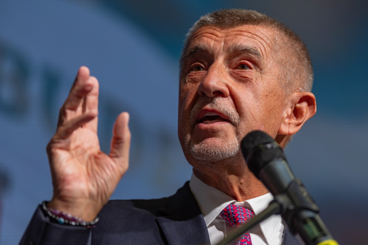 Andrej Babisz lider ruchu ANO, wygłasza przemówienie na wydarzeniu wyborczym ruchu ANO w Pradze w Czechach