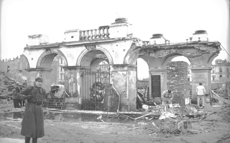 Pozostałości ze zniszczonej kolumnady Pałacu Saskiego przy Grobie Nieznanego Żołnierza.