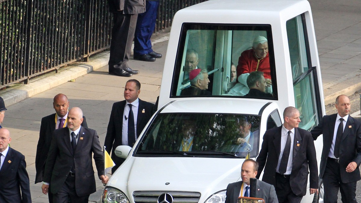 Brytyjscy antyterroryści, których podczas wizyty papieża Benedykta XVI w Londynie postawiono w stan podwyższonej gotowości, aresztowali w piątek szóstego mężczyznę podejrzewanego o przygotowywanie zamachu.