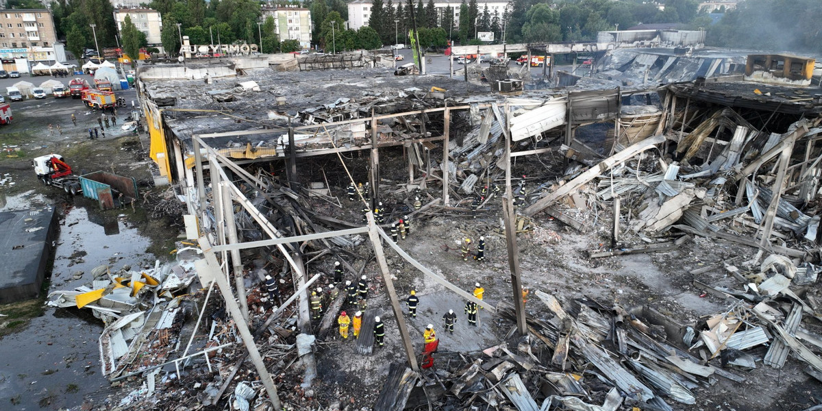 Rosyjski pocisk uderzył w centrum handlowe. Liczba ofiar śmiertelnych w Krzemieńczuku wzrosła do 18