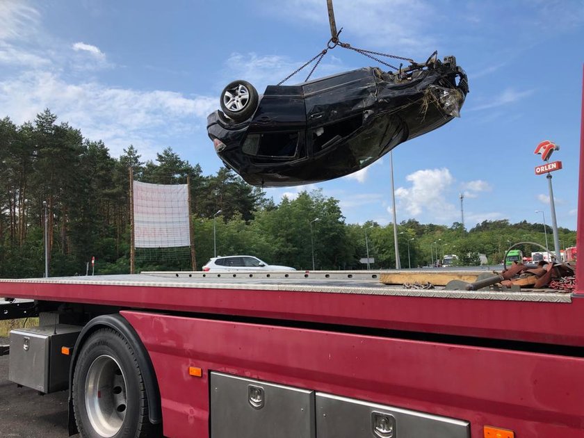 Dziadek jechał z babcią i wnuczkiem nad morze. Nagle zasnął za kierownicą