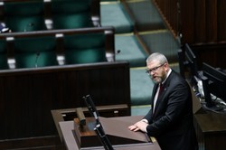 Skandal w Sejmie, przerwane obrady. Poseł Grzegorz Braun wykluczony [ZDJĘCIA]