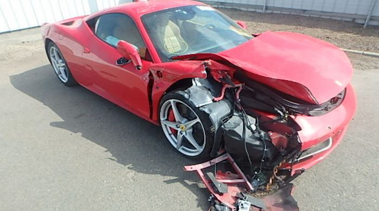 Odacsapták a Ferrari 458-at a korlátnak