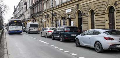 Wracają parkingi na ul. Dietla. Ta decyzja podzieliła mieszkańców