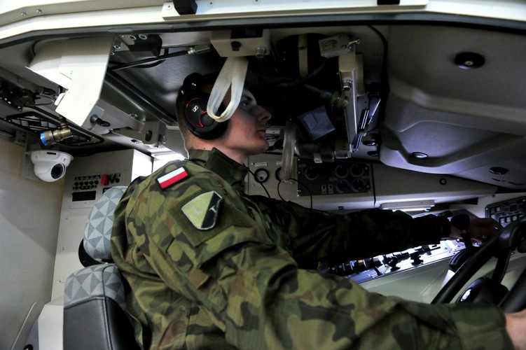 Nieco inaczej jest w przypadku bojowej konfiguracja sprzętu. Wtedy załogant widzi obraz przez przyrządy obserwacyjne typu peryskopy.<br><br> fot. (zuz) PAP/Marcin Bielecki