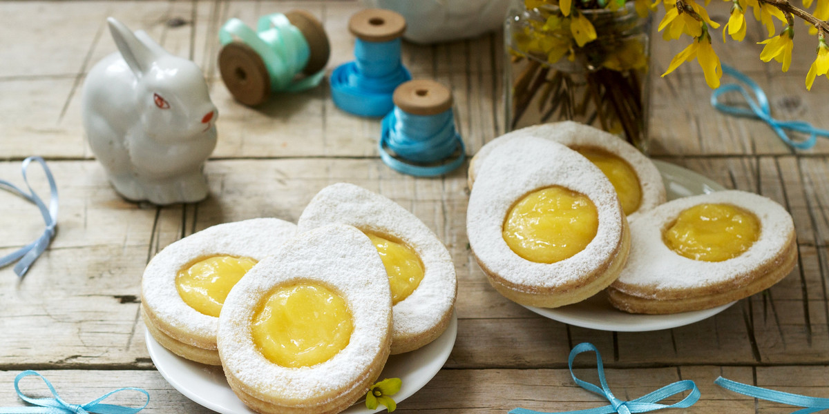 Kruche ciasteczka z kremem cytrynowym w kształcie jajek to hit Wielkanocy.