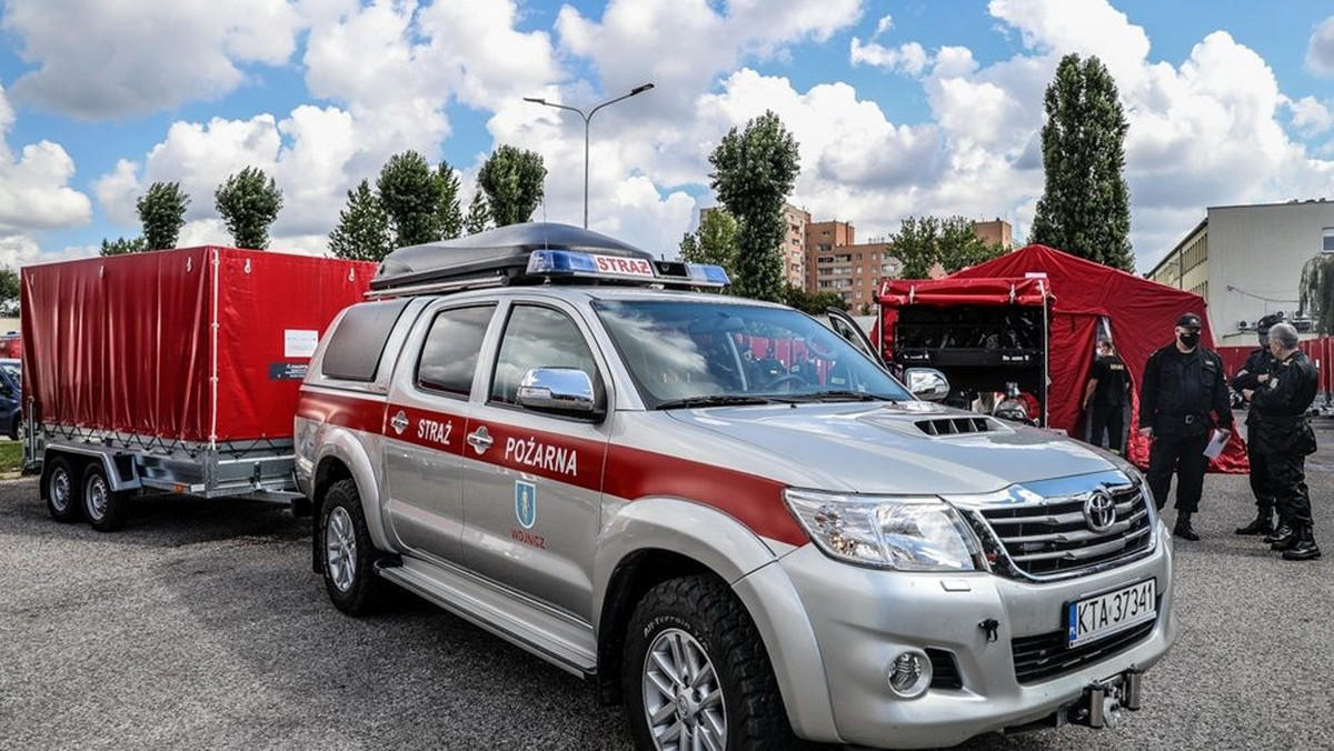 <strong>Funkcjonariusze Straży Granicznej, strażacy, policjanci oraz pracownicy pozostałych służb porządku publicznego i ratowniczych - to oni na co dzień dbają o nasze bezpieczeństwo. W czasie pandemii do ich obowiązków dołączyły także działania w zakresie zapobiegania, przeciwdziałania i zwalczania COVID-19. Aby i oni byli bezpieczni w czasie pracy muszą dysponować odpowiednim sprzętem i środkami ochronnymi. Na doposażenie służb Małopolska przeznaczyła 3 mln zł środków z Funduszy Europejskich</strong> .