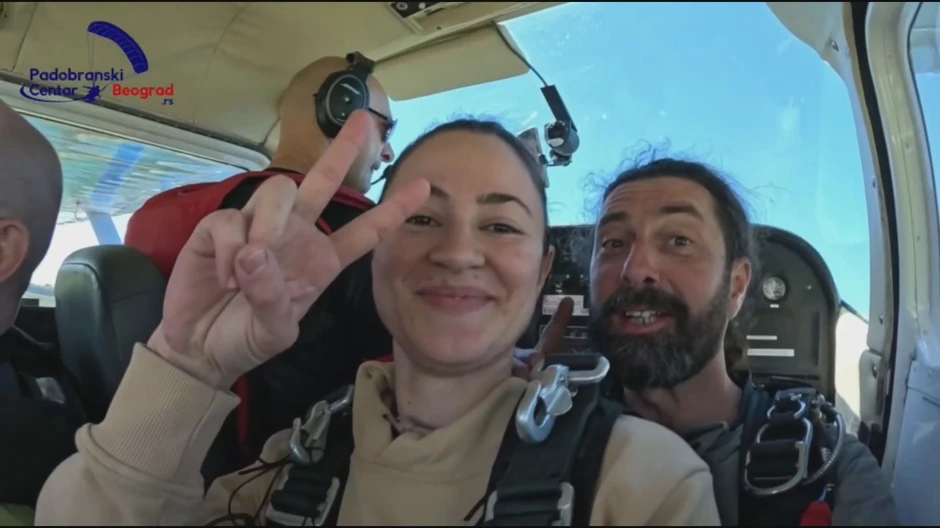 Verio devojku u vazduhu