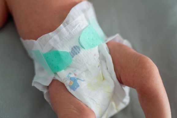 Opasna materija otkrivena u pelenama za bebe: Roditelji prijavljuju žive rane na koži dece, pod lupom i čuveni svetski brend