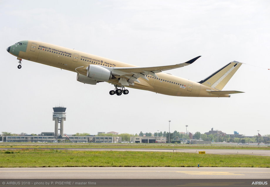 Airbus A350-900 XWB ULR swój pierwszy lot miał pod koniec kwietnia 2018 r. Jego zasięg to niemal 18 tys. km, a czas, jaki może spędzić w powietrzu, to blisko 20 godzin - deklaruje Airbus