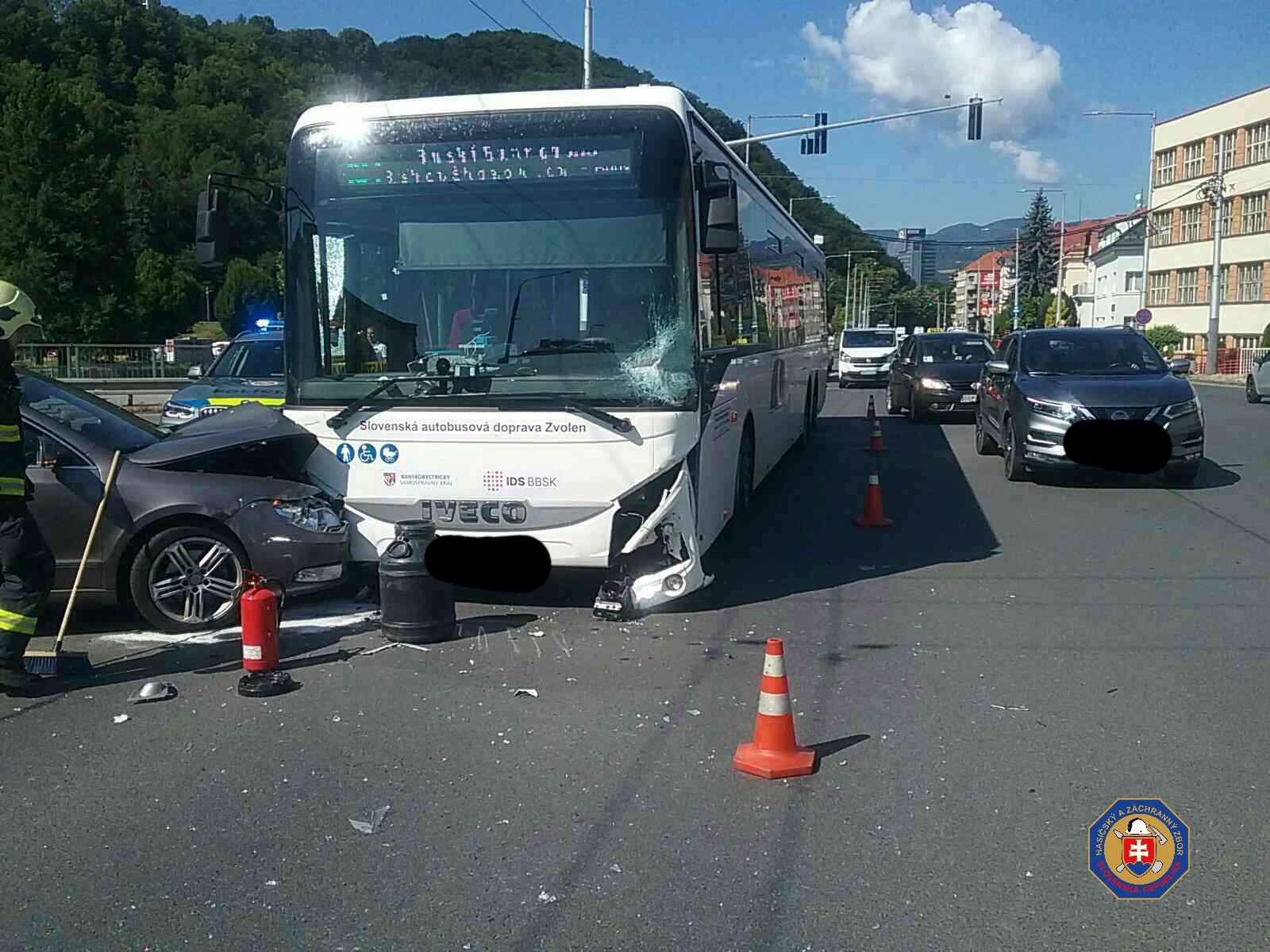 Nehoda autobusu a auta v Banskej Bystrici. 