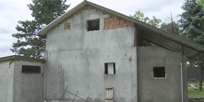 Skinuti prozori sa kuće u Vrčinu