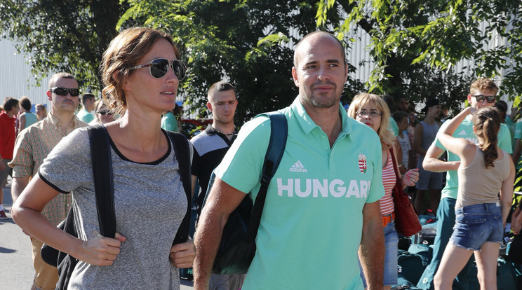 A pólósok kapitányát felesége, 
Epres Panni kísérte ki a reptérre 
a csapat elutazásakor/Fotó: Fuszek Gábor