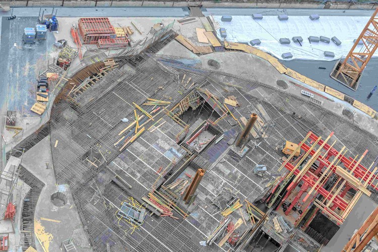 Budynek C oraz wieżowy budynek A w listopadzie osiągnęły poziom zero. Jak podaje Ghelamco, obecnie w na budowie Warsaw Spire pracuje 400 osób. W przyszłym roku liczba pracowników przekroczy 1 000 osób.