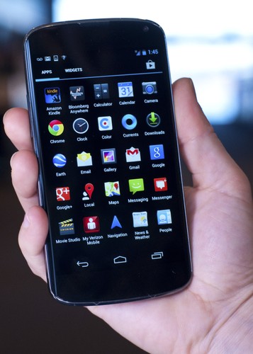 Miejsce 3 - Google Nexus 4
<br>
Cena: od 1999 zł