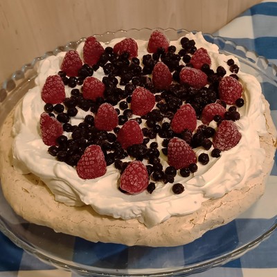 Pavlova torta áfonyával és málnával