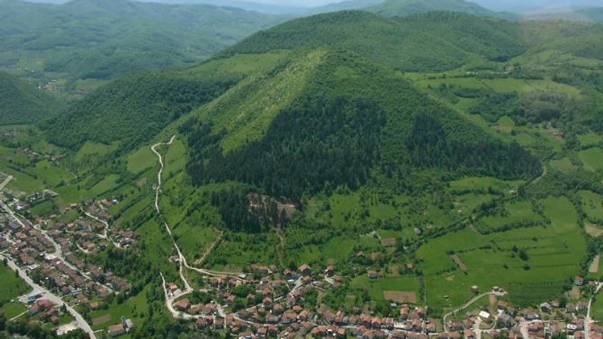 Misterija koja mami turiste u BiH: 11 godina NEOBIČNE PIRAMIDE u ...