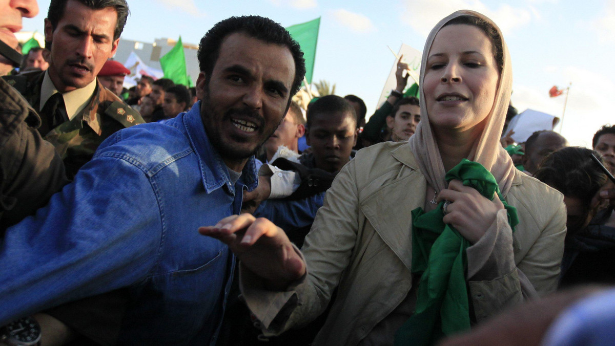 Pułkownik Muammar Kaddafi użył swojej ostatniej broni przeciwko libijskim rebeliantom. Do walki włączyła się jego córka Aisha. 34-letnia kobieta opisywana jest jako blond-piękność i "Claudia Schiffer" Afryki. Córka dyktatora z wykształcenia jest prawniczką - donosi dailymail.co.uk.