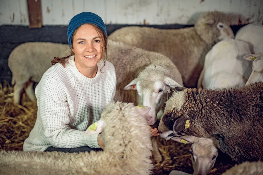 By móc w pełni kontrolować pochodzenie wełny stosowanej w produkcji odzieży i akcesoriów, marka założyła własną farmę owiec