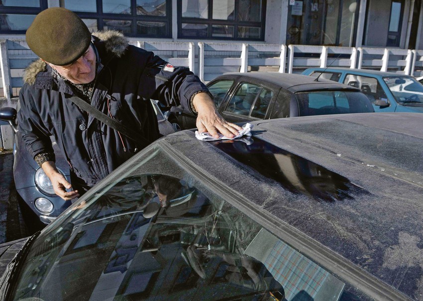 Ne može ni da se opere: Kragujevčanin skida naslage sa automobila 