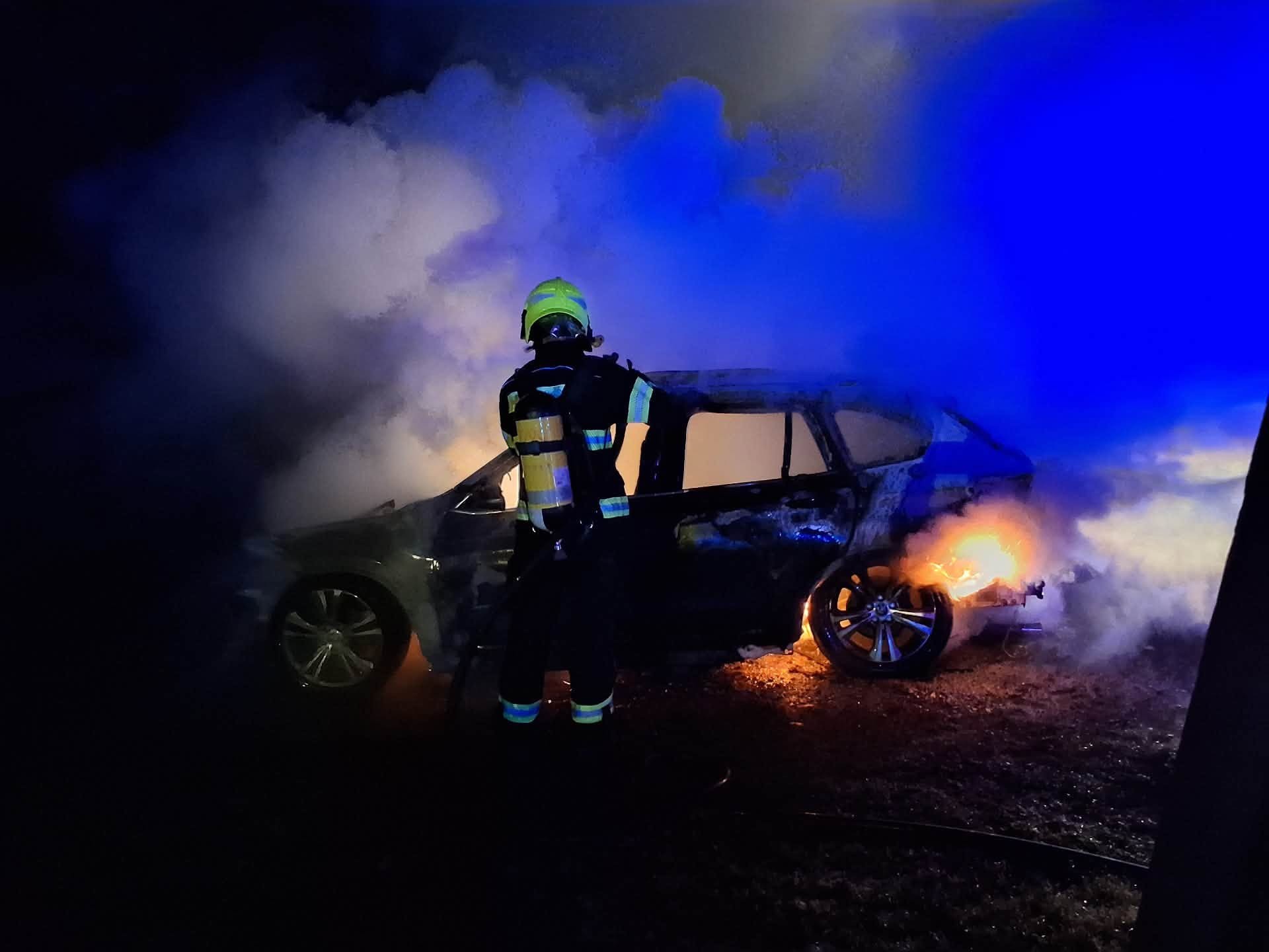 Nočný požiar osobného auta v Žilinskej Lehote.
