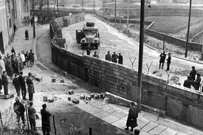 Mur berliński Na zdjęciu naprawiony fragment po udanej ucieczce ciężarówką, kwiecień 1963 r.