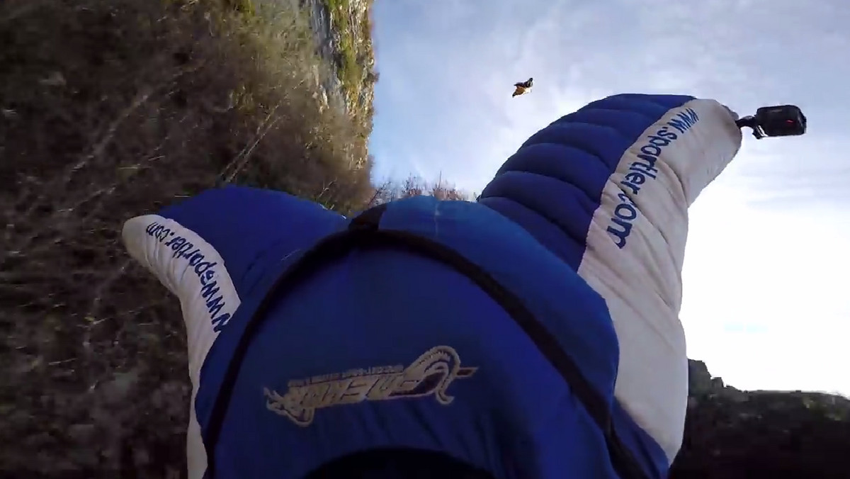 Wingsuit to nietypowy sport, w którym skoczek – ubrany w specjalny kombinezon – szybuje w przestworzach, a następnie otwiera spadochron i ląduje bezpiecznie na ziemi. Tak powinno być przynajmniej w założeniu. Dwóch sportowców postanowiło podnieść sobie poprzeczkę - spadają tuż obok stromych skał.