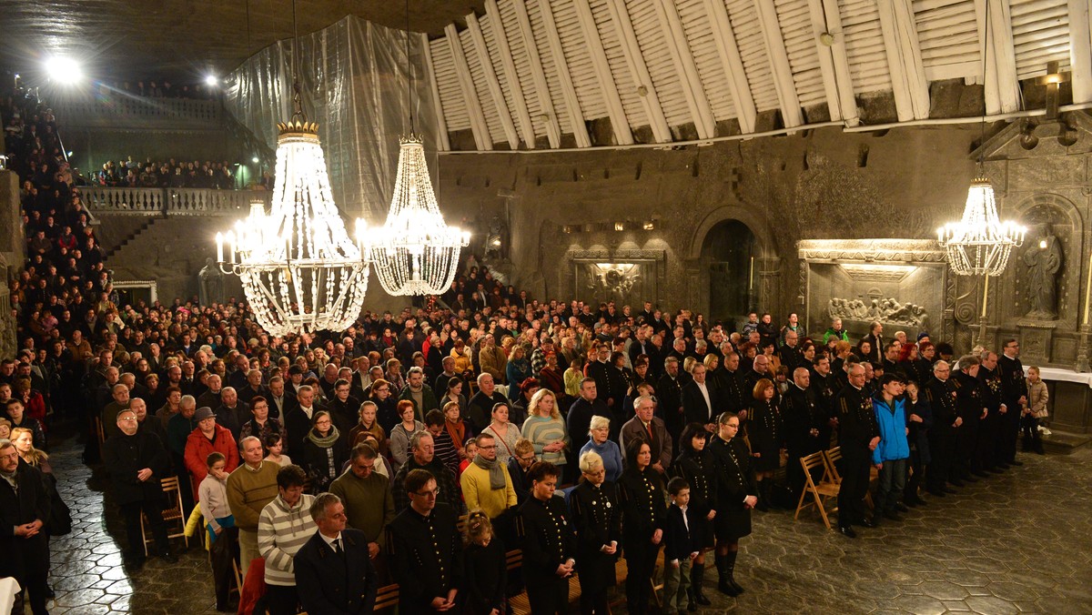 Kilkaset osób uczestniczyło w wigilię rano w podziemnej pasterce w kaplicy św. Kingi w kopalni soli w Wieliczce. Pod ziemię zjechali górnicy w strojach galowych, mieszkańcy Wieliczki i turyści, dla których pasterka 101 metrów pod ziemią jest niezapomnianym przeżyciem.