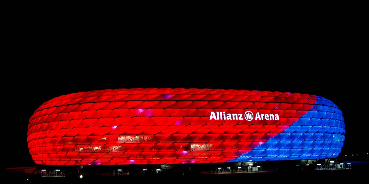 Allianz Arena – niemiecki ubezpieczyciel jest m.in. sponsorem jednego z najsłynniejszych stadionów piłkarskich świata. Firma Allianz teraz ma ograniczać interesy w Rosji.