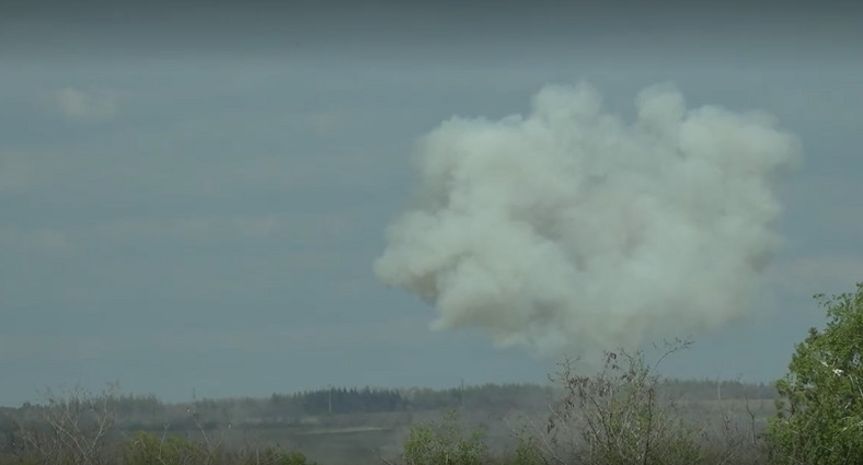 Eksplozja po wystrzeleniu pocisku z rosyjskiego Su-25.