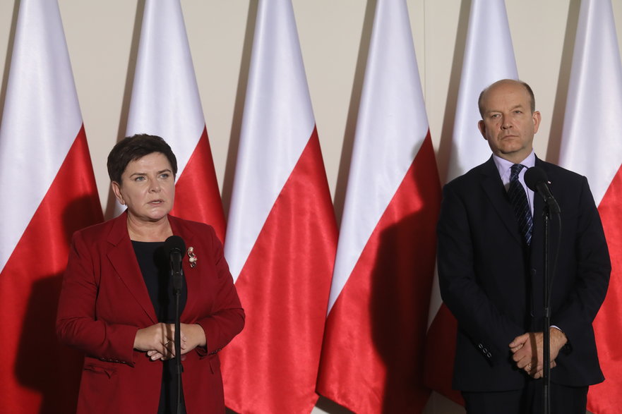 Premier Beata Szydło (L) oraz minister zdrowia Konstanty Radziwiłł (P) w 2017 r.
