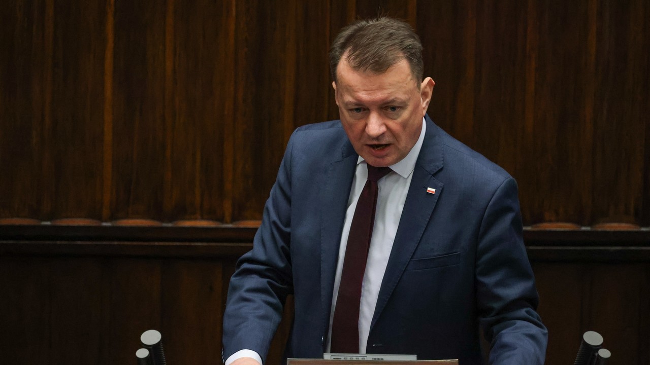 Współpracownicy byłego szefa MON mają usłyszeć zarzuty. Prokuratura potwierdza przesłuchanie
