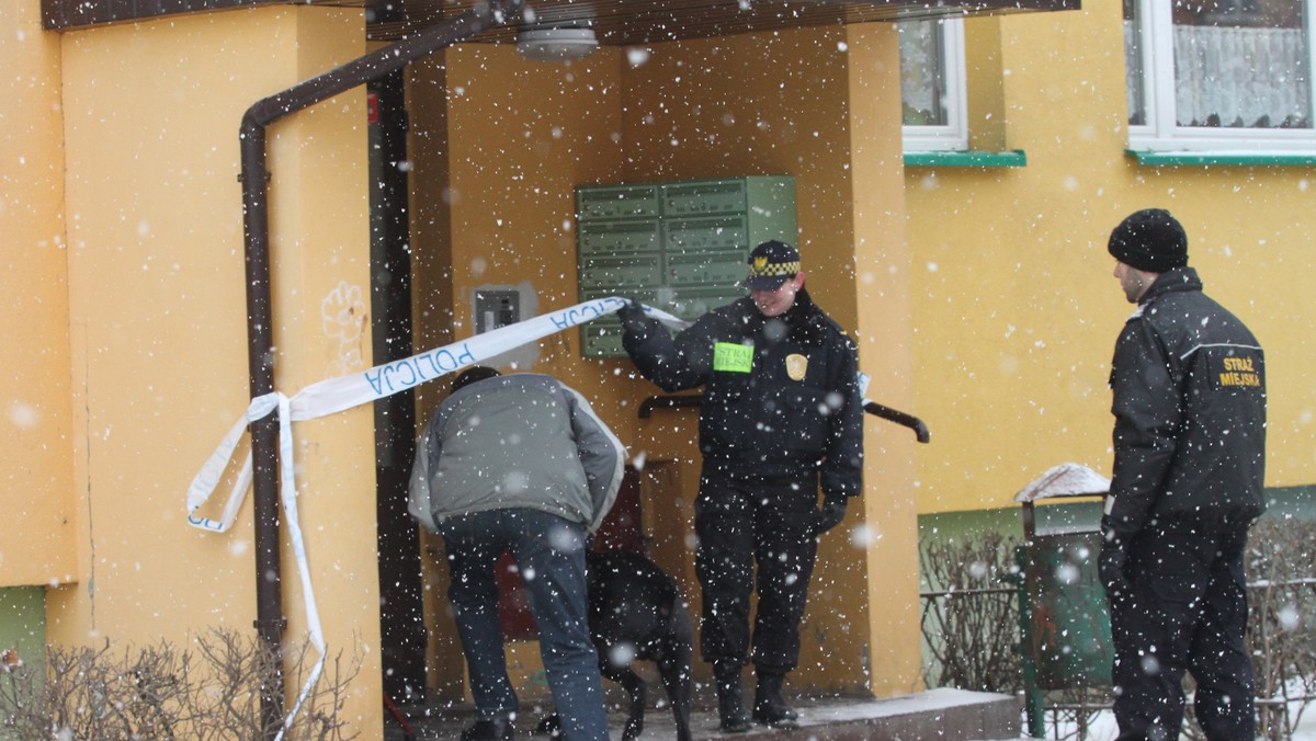 Policjanci, którzy wkroczyli w nocy do zabarykadowanego mieszkania 32-letniego mężczyzny w Sanoku znaleźli na miejscu dwa ciała. Mężczyzna, który strzelał do policjantów, prawdopodobnie najpierw zabił przebywającą z nim 17-letnią dziewczynę, a potem odebrał sobie życie. Dzisiaj wyszły także na jaw nowe fakty w sprawie Gromosława C. Zobacz piątkowe TOP5 Onetu!